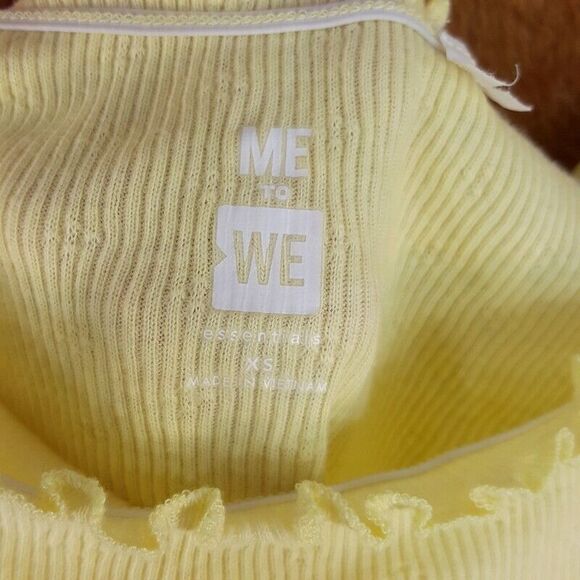 ME TO WE Womens Top XS Yellow Pullover Off Shoulder Crop Ribbed Lightweight - Picture 2 of 7